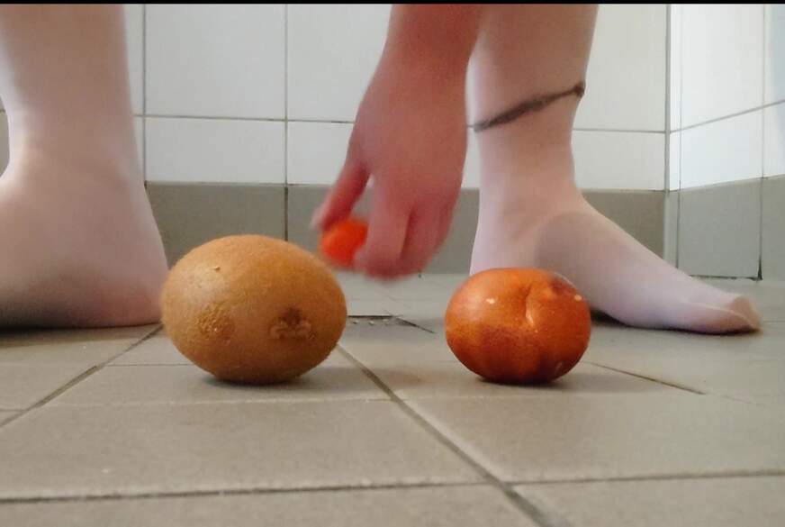 Fußspiel in Strumpfhose mit Obst von Nylonj***e pic3