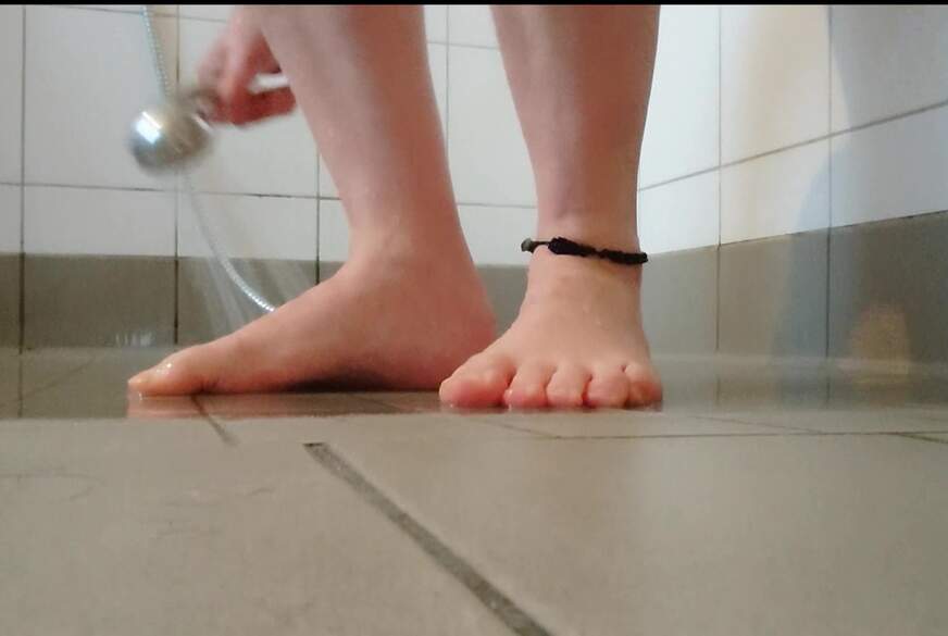 Klebrige Füße beim Duschen von Nylonj***e pic3