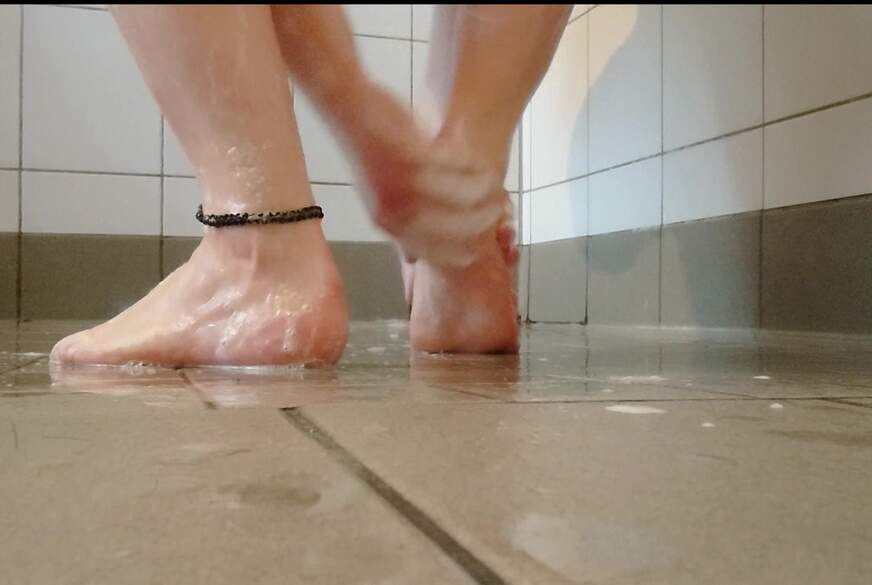 Klebrige Füße beim Duschen von Nylonj***e pic4