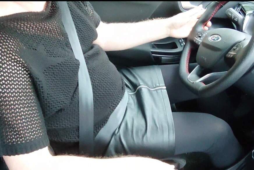 Sexy Frivol im Auto 1 - Crossdresser - von Nylonj***e pic4