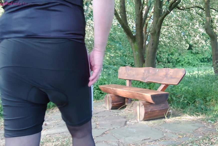 Nylonj***e: Pause in Strumpfhose auf der Radtour 1