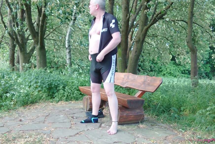 Pause in Strumpfhose auf der Radtour 2 von Nylonj***e pic3