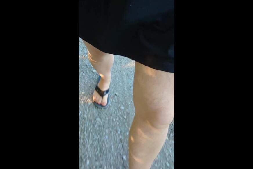 Nylonj***e: Spaziergang in Strumpfhose zum Kanal