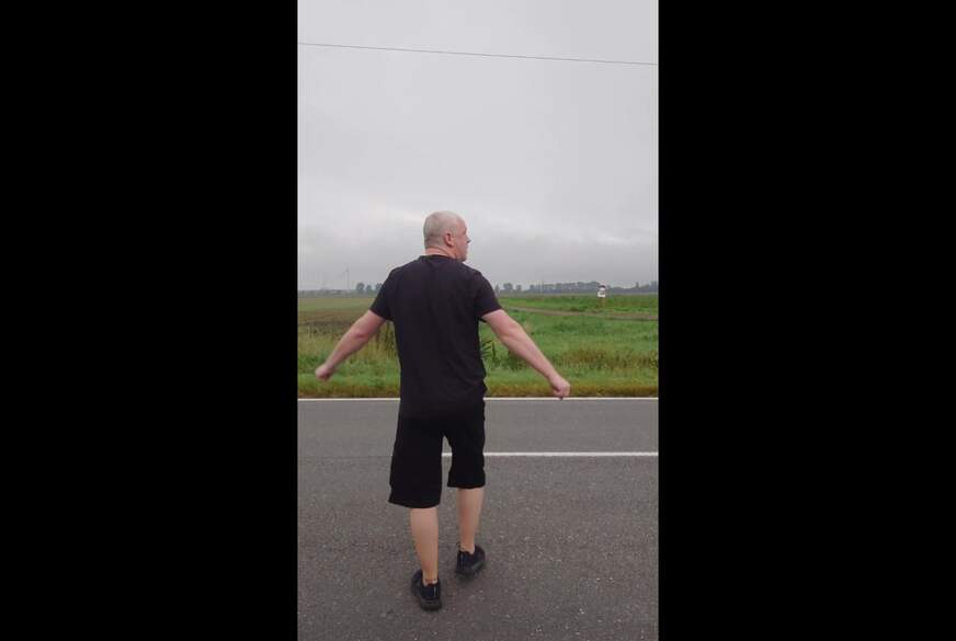 Nylonj***e: Exhibitionist macht Striptease auf der Landstrasse