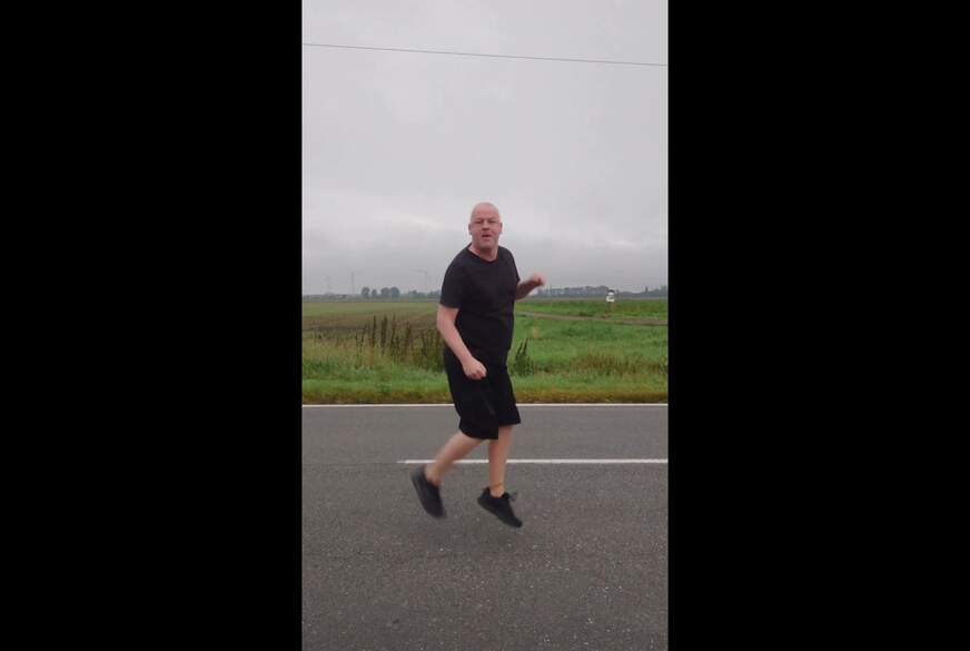 Nylonj***e: Exhibitionist macht Striptease auf der Landstrasse