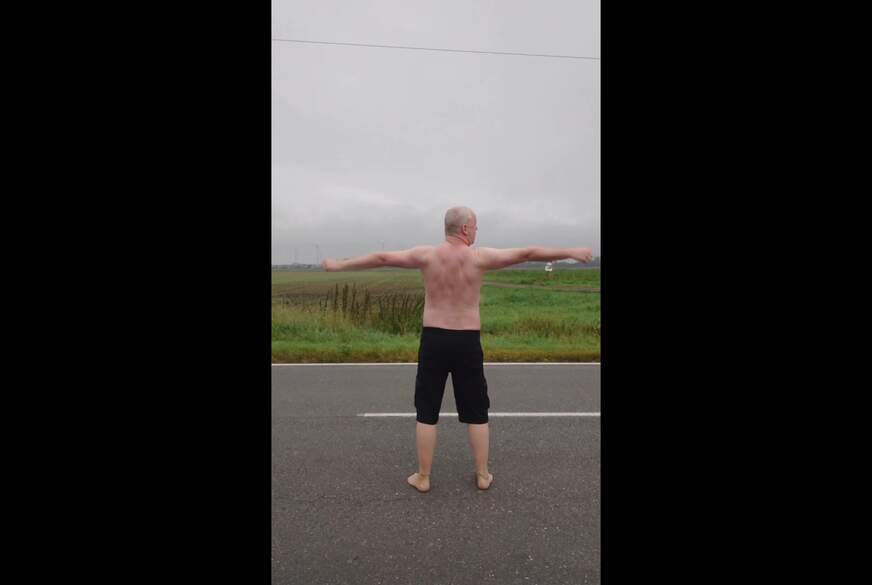 Nylonj***e: Exhibitionist macht Striptease auf der Landstrasse