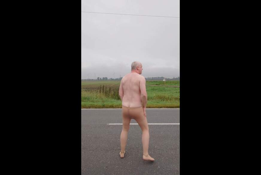 Nylonj***e: Exhibitionist macht Striptease auf der Landstrasse