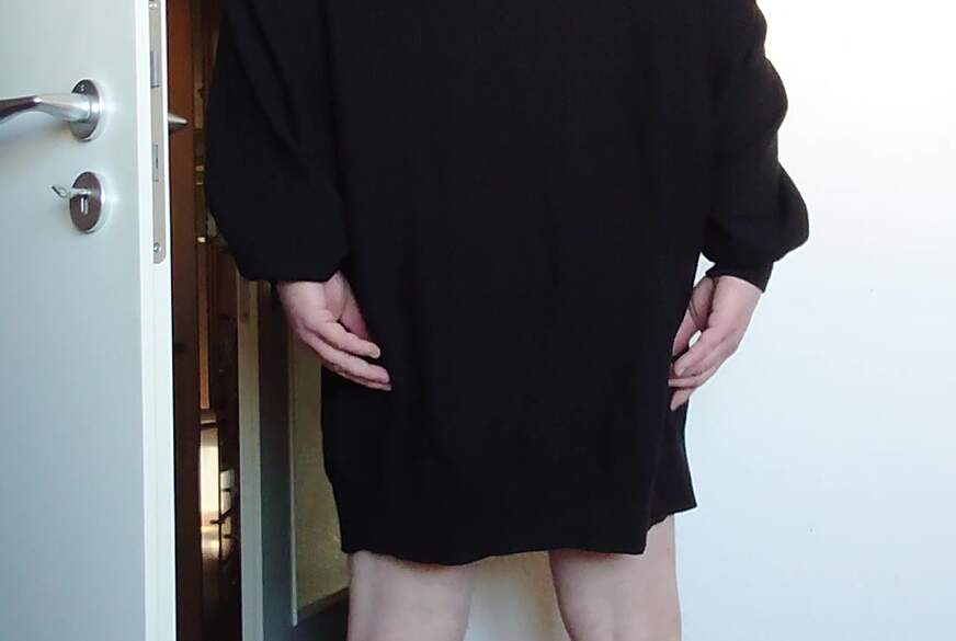 Nylonj***e: Nackt im Pullover und Birkenstocks