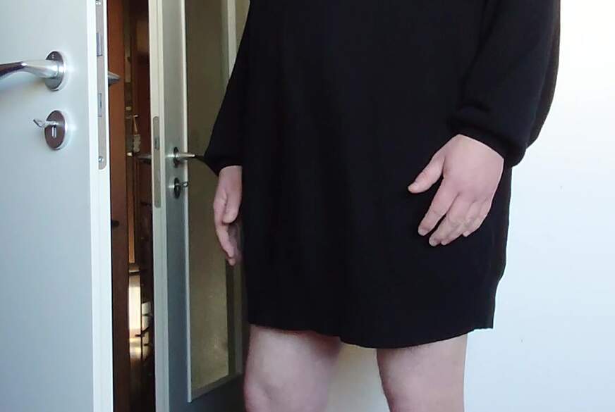 Nylonj***e: Nackt im Pullover und Birkenstocks