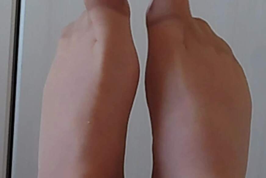Nylonj***e: Füße in Strumpfhose suchen Liebhaber