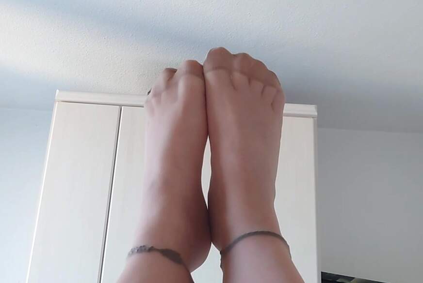 Nylonj***e: Füße in Strumpfhose suchen Liebhaber