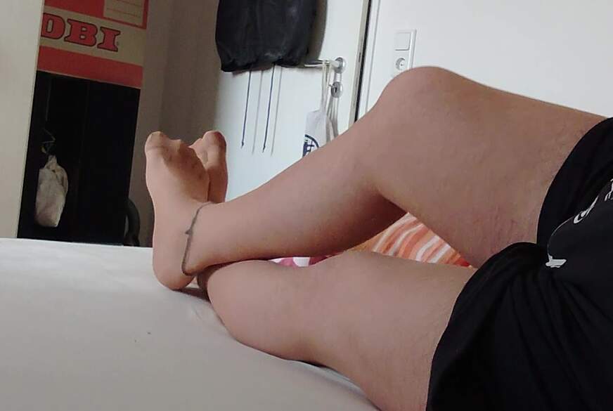 Nylonj***e: Nylonj***e im Nachthemd und Strumpfhose