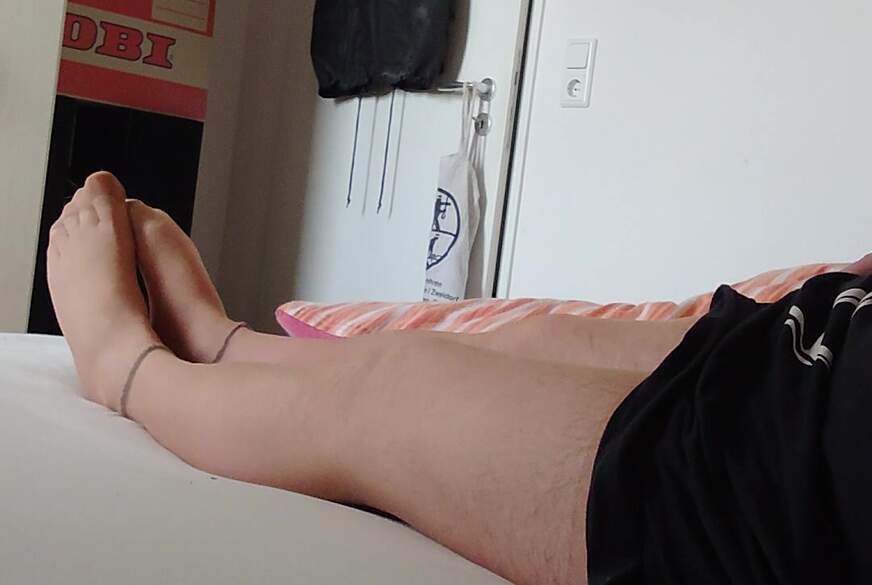 Nylonj***e: Nylonj***e im Nachthemd und Strumpfhose