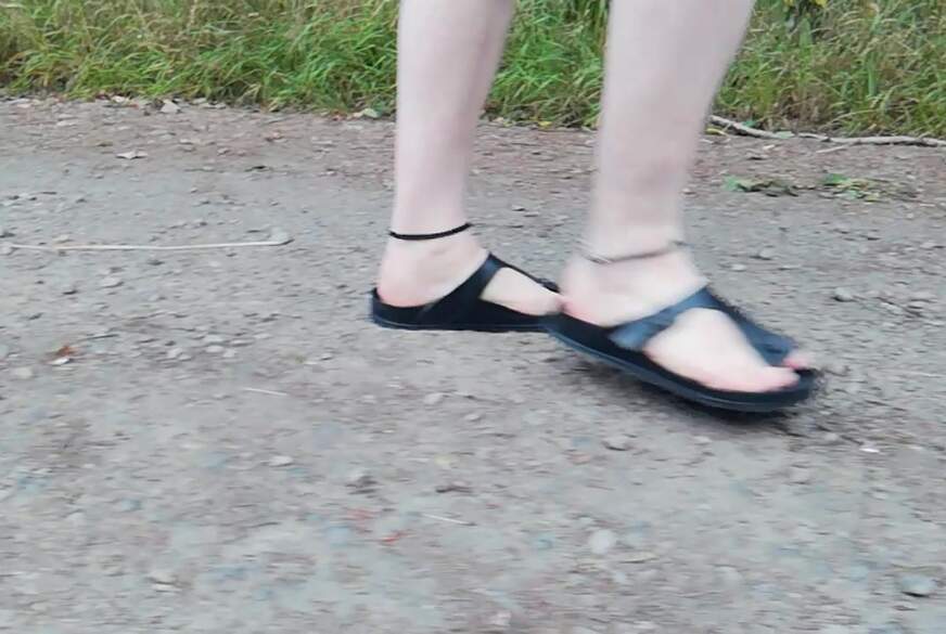 Nylonj***e: Spaziergang in der Natur in Birknstock