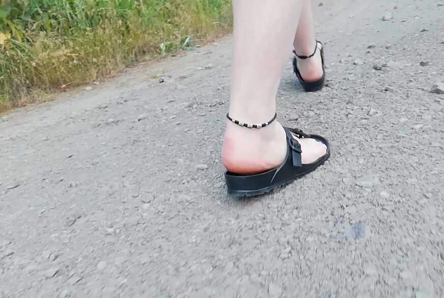 Nylonj***e: Spaziergang in der Natur in Birknstock