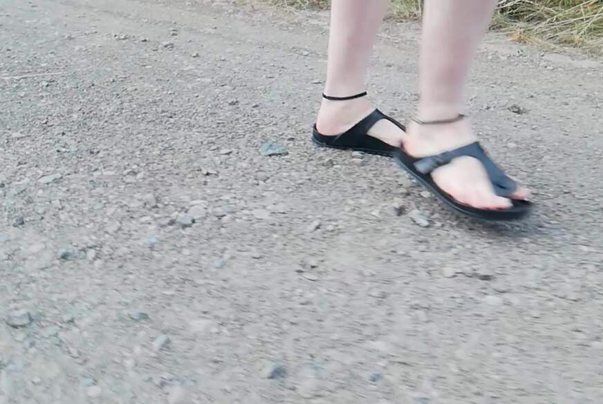 Nylonj***e: Spaziergang in der Natur in Birknstock