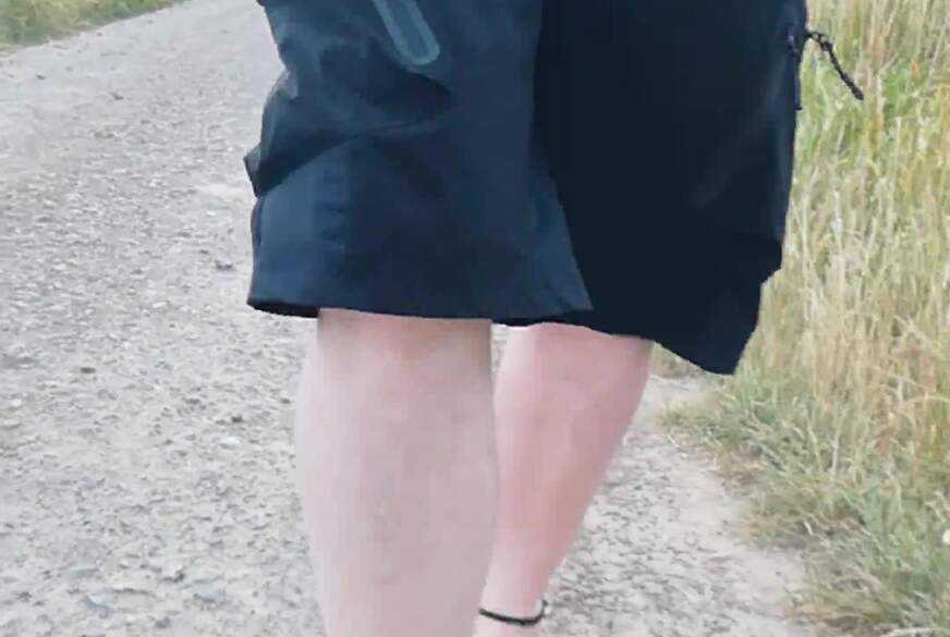 Nylonj***e: Kleiner Spaziergang in der weißen Unterhose