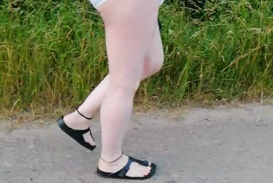 Nylonj***e: Kleiner Spaziergang in der weißen Unterhose