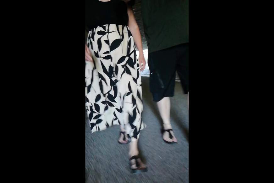 Barfuß Spaziergang in Birkenstocks mit GILF von Nylonj***e pic1