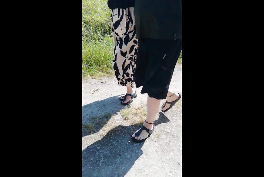 Nylonj***e: Barfuß Spaziergang in Birkenstocks mit GILF