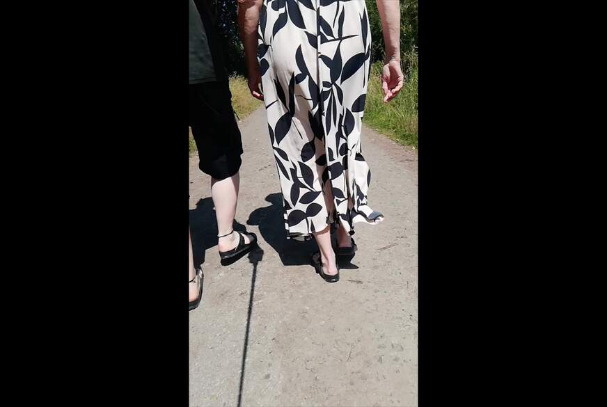 Nylonj***e: Barfuß Spaziergang in Birkenstocks mit GILF