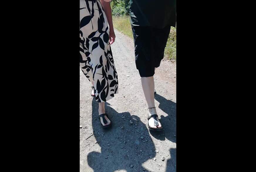 Nylonj***e: Barfuß Spaziergang in Birkenstocks mit GILF