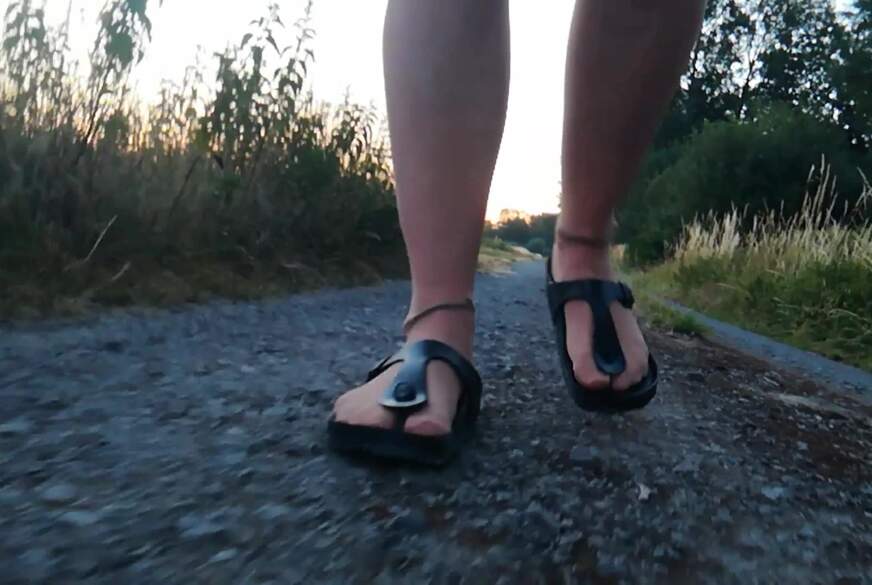 Nylonj***e: Nylonj***e in Feinstrumpfhose und Birkenstocks