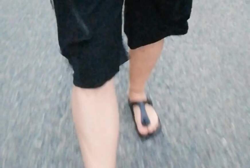 Nylonj***e: Morgens mit Nylonfüßen in Birkenstocks unterwegs