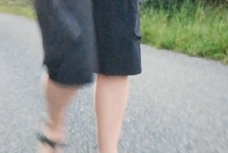 Nylonj***e: Morgens mit Nylonfüßen in Birkenstocks unterwegs