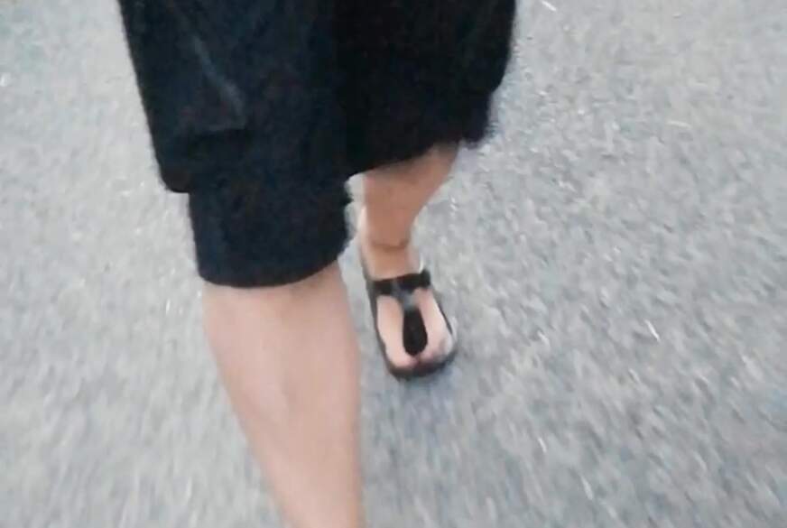 Nylonj***e: Morgens mit Nylonfüßen in Birkenstocks unterwegs