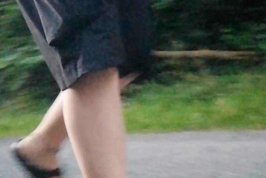 Nylonj***e: Morgens mit Nylonfüßen in Birkenstocks unterwegs
