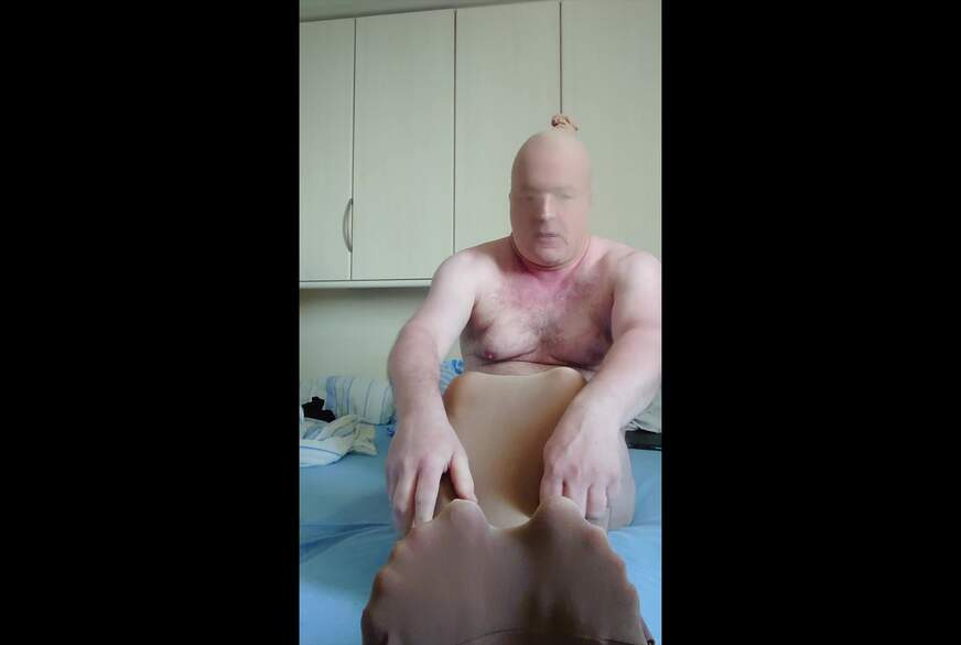 Nylonj***e: Carmen Nylonj***e prüft Bodystocking für Ganzkörper