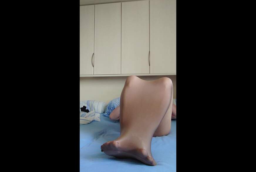 Nylonj***e: Carmen Nylonj***e prüft Bodystocking für Ganzkörper