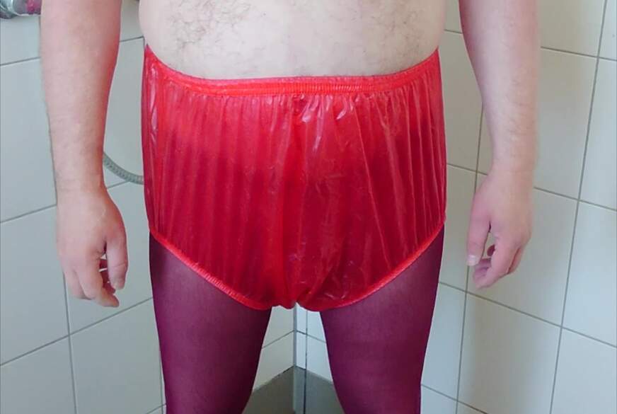 Inkontinenz Spaß in heißer Strumpfhose und Gummihose von Nylonj***e pic1