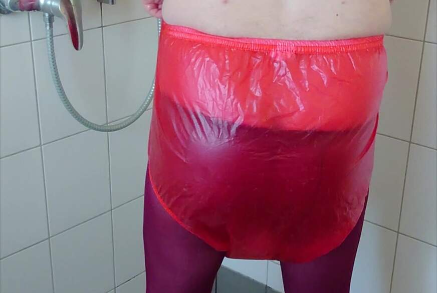 Inkontinenz Spaß in heißer Strumpfhose und Gummihose von Nylonj***e pic2
