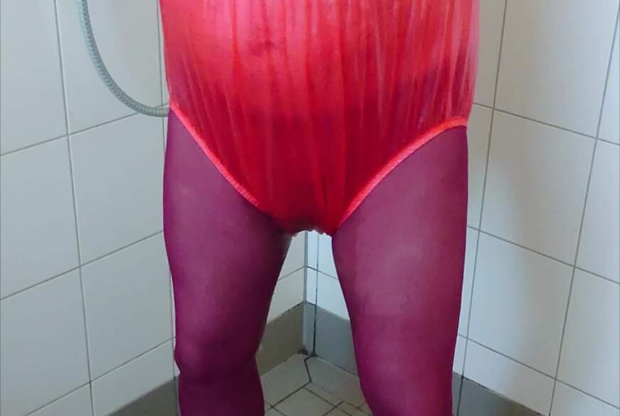 Inkontinenz Spaß in heißer Strumpfhose und Gummihose von Nylonj***e pic3