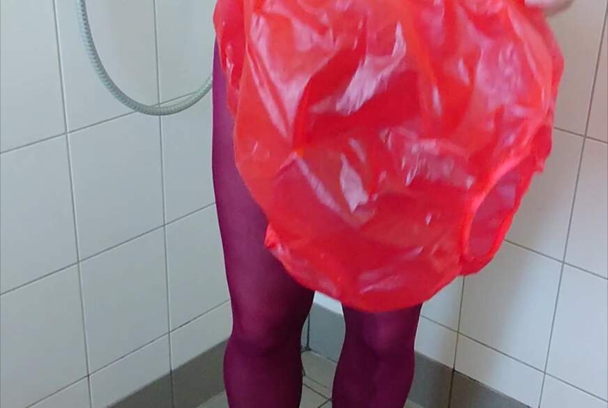 Inkontinenz Spaß in heißer Strumpfhose und Gummihose von Nylonj***e pic4