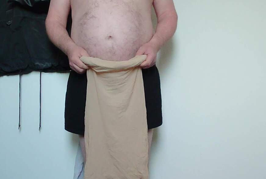 Nylonj***e: Carmen Nylonj***e probiert Nylon für Ganzkörper