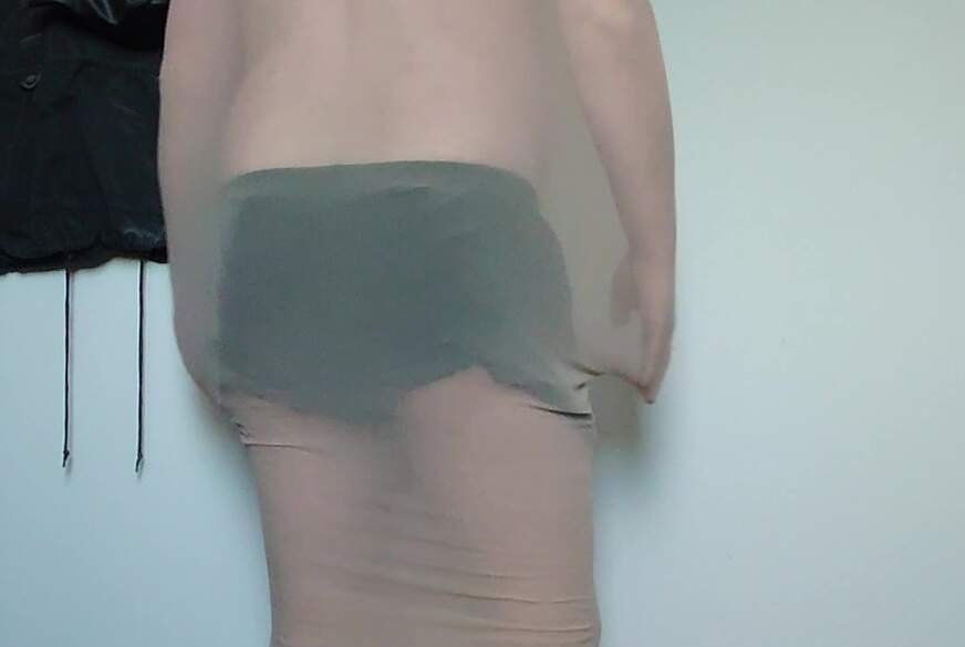 Nylonj***e: Carmen Nylonj***e probiert Nylon für Ganzkörper
