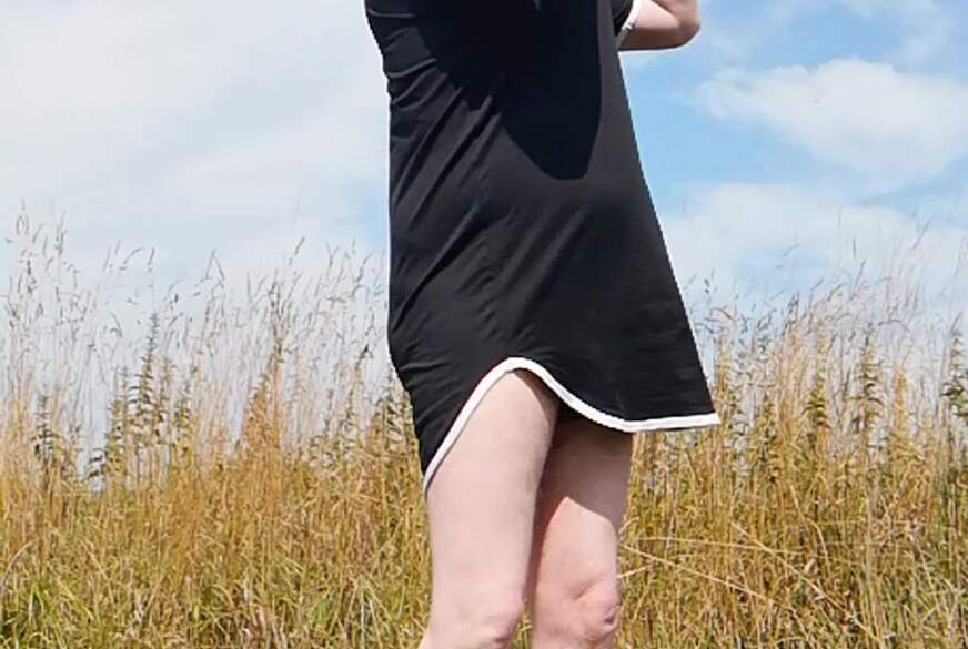 Nylonj***e: Striptease Check auf eins***n Feldweg