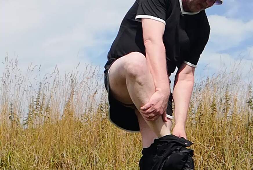 Nylonj***e: Striptease Check auf eins***n Feldweg