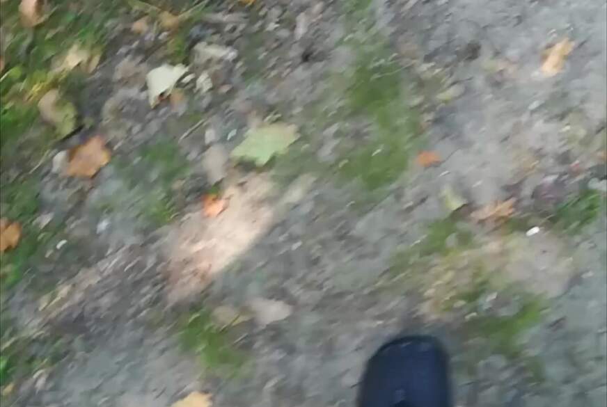 Nylonj***e: Outdoor Balancieren in Feinstrumpfhose