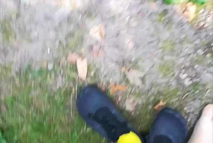 Nylonj***e: Outdoor Balancieren in Feinstrumpfhose