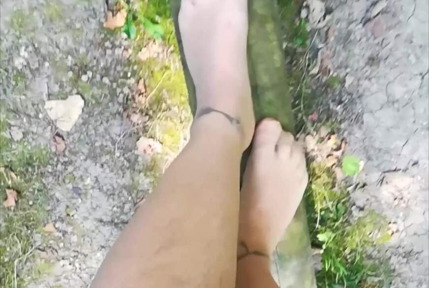 Nylonj***e: Outdoor Balancieren in Feinstrumpfhose