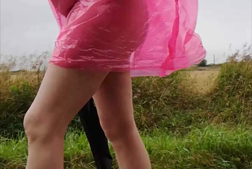 In Regencape, Strumpfhose und Latschen im Nieselregen von Nylonj***e pic3