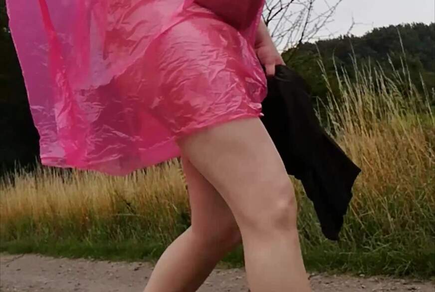 Nylonj***e: In Regencape, Strumpfhose und Latschen im Nieselregen