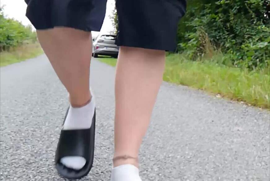 Nylonj***e: In Latschen und weißen Socken in der Natur