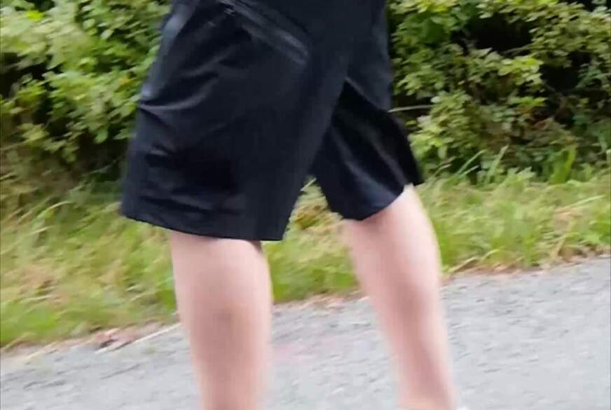 Nylonj***e: In Latschen und weißen Socken in der Natur
