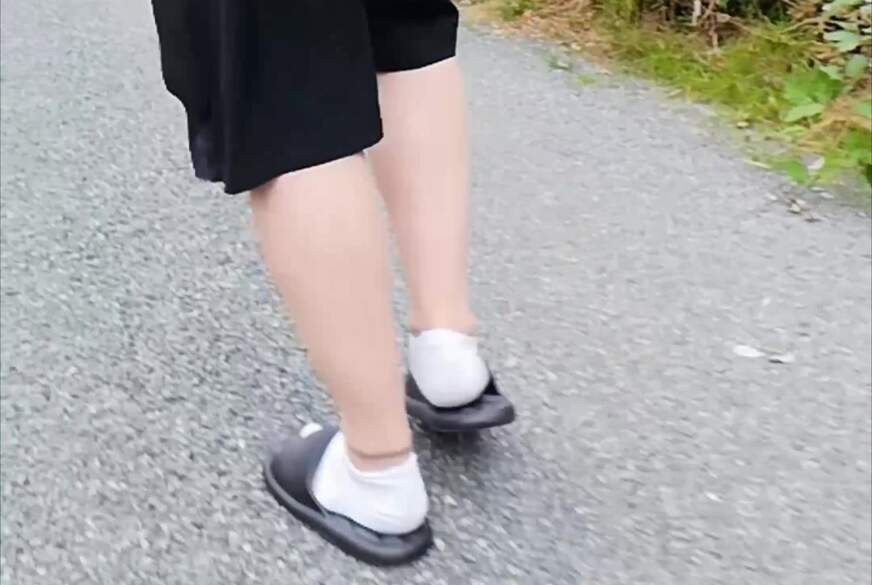 Nylonj***e: In Latschen und weißen Socken in der Natur