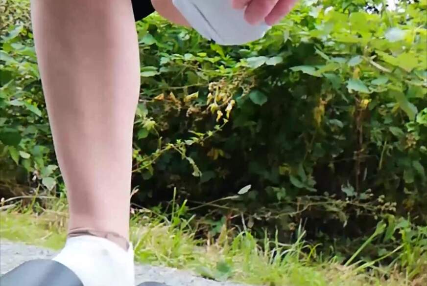 Nylonj***e: In Latschen und weißen Socken in der Natur